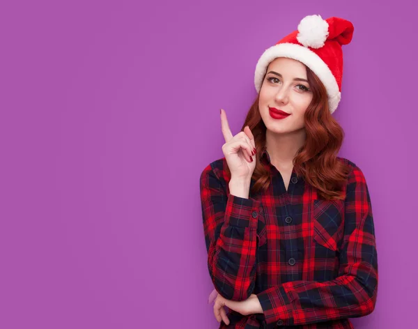 Девушка в шляпе Деда Мороза — стоковое фото