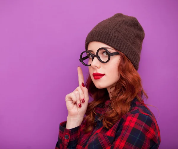 Rothaarige Mädchen mit Brille und Hut — Stockfoto