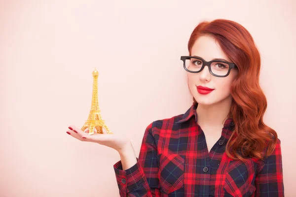 Chica con Eiffel torre de juguete — Foto de Stock
