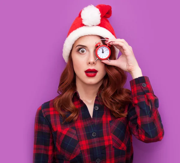 サンタ クロースの帽子で赤毛の女の子 — ストック写真