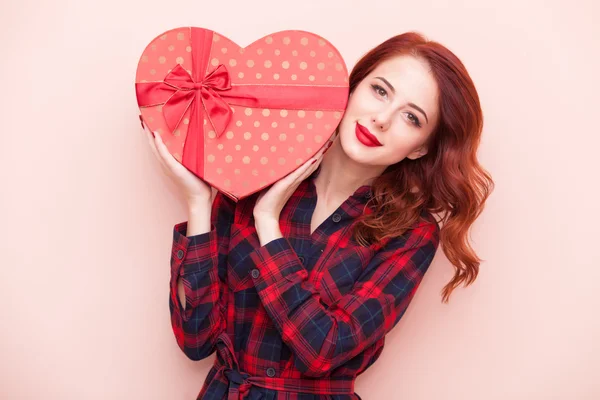 Chica caucásica con caja de regalo — Foto de Stock