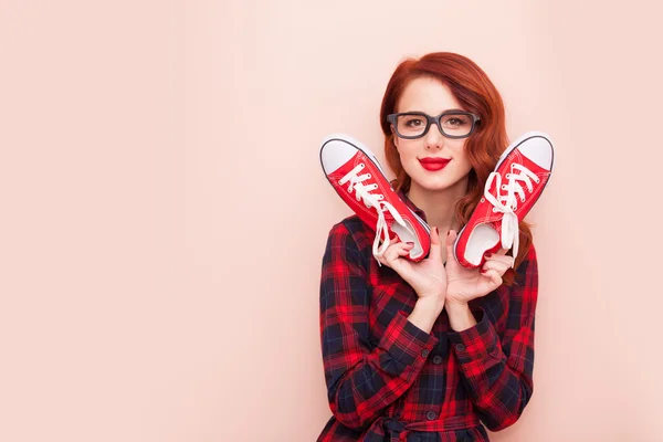 Рыжая девушка в очках — стоковое фото