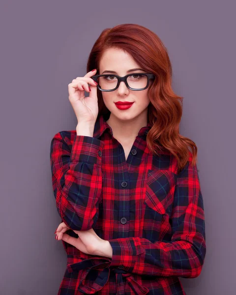 Rousse fille dans lunettes — Photo