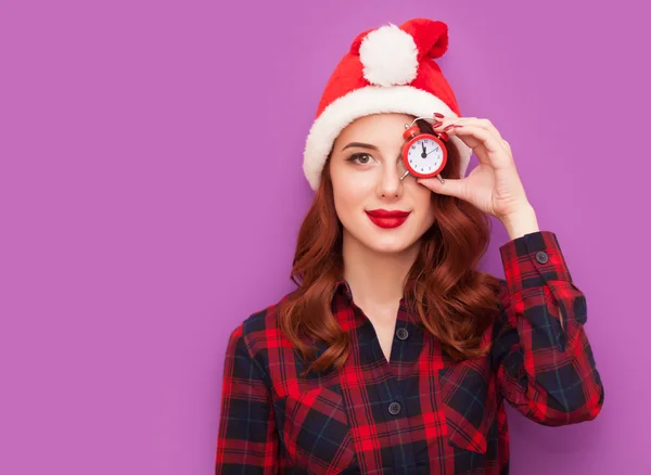 Рыжая девушка в шляпе Санта-Клауса — стоковое фото