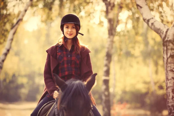 Jovem mulher e cavalo — Fotografia de Stock