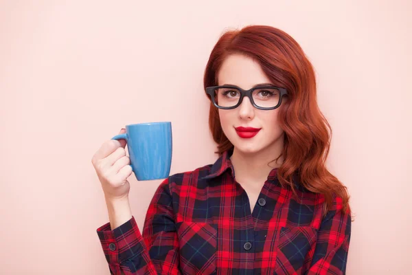 Menina segurando copo azul — Fotografia de Stock