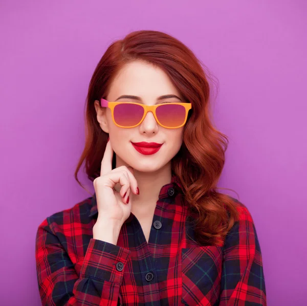 Rödhårig tjej i solglasögon — Stockfoto