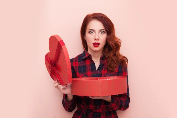 Chica caucásica con caja de regalo —  Fotos de Stock