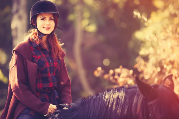 Jovem mulher e cavalo — Fotografia de Stock