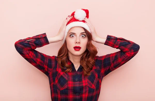 Menina em chapéu de Papai Noel — Fotografia de Stock
