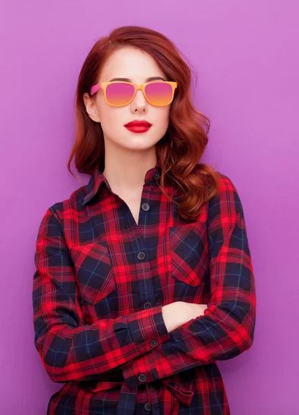 Rousse fille dans les lunettes de soleil — Photo