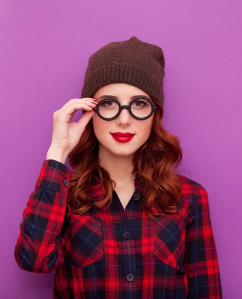 Рыжая девушка в очках — стоковое фото