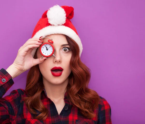 Rödhårig tjej i jultomten hatt — Stockfoto