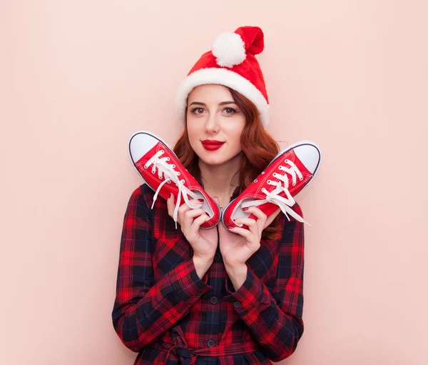 Menina ruiva em óculos com gomas vermelhas — Fotografia de Stock