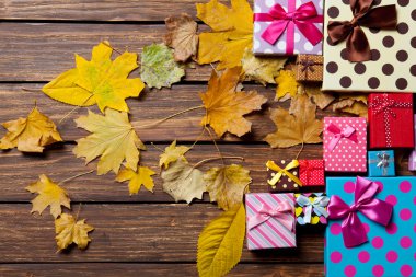 Hediyeler ve sarı sonbahar yaprakları