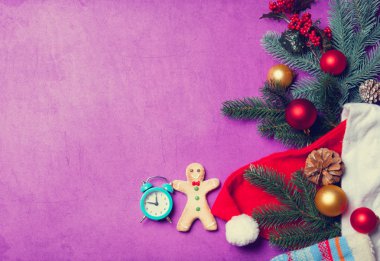 Çalar saat ve zencefilli kurabiye adam