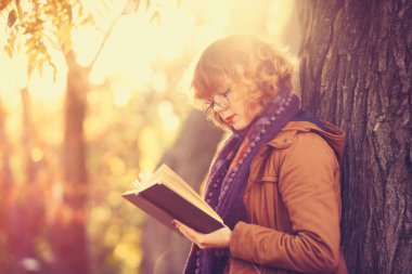 Bir genç redhead öğrenci kız portresi