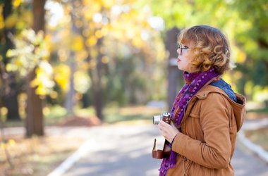 Kızıl saçlı kız kamera ile