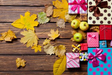 Elma ve hediyeler ile sarı sonbahar yaprakları