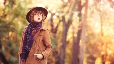 Küçük kızıl saçlı kız portresi