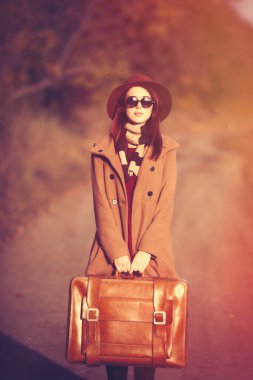 Kızıl saçlı kadın çantası ile