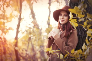 Ceketli şapkalı kadın