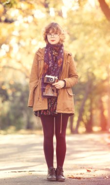 Kızıl saçlı kız kamera ile