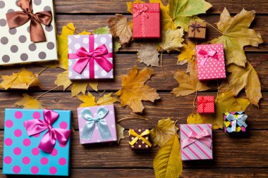 Hediyeler ve sarı sonbahar yaprakları