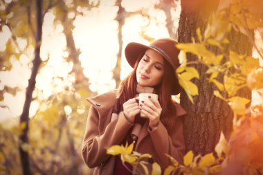 Ceketli şapkalı kadın