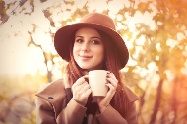 Ceketli şapkalı kadın