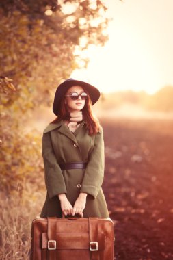 çanta ile genç kız