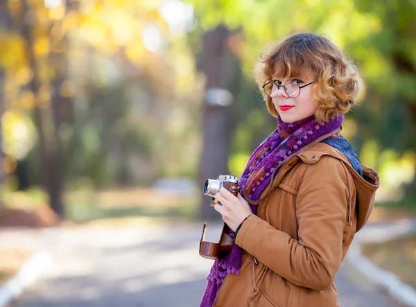 Roodharige meisje met camera — Stockfoto