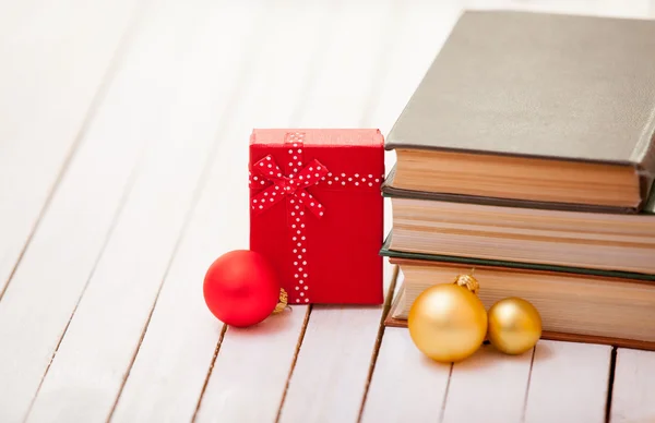 Livros com presentes de Natal — Fotografia de Stock