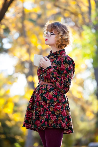 Chica en vestido con taza de café — Foto de Stock