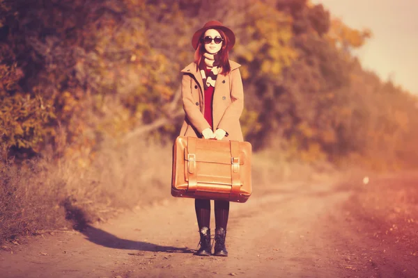 Donna rossa con borsa — Foto Stock