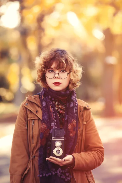 Ragazza rossa con macchina fotografica — Foto Stock