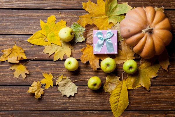 Mele e regalo con zucca — Foto Stock