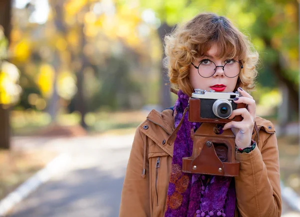 Menina ruiva com câmera — Fotografia de Stock