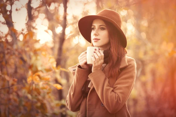 Vrouw in jas met hoed — Stockfoto