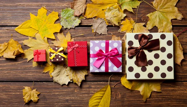 Cajas de regalo y hojas —  Fotos de Stock