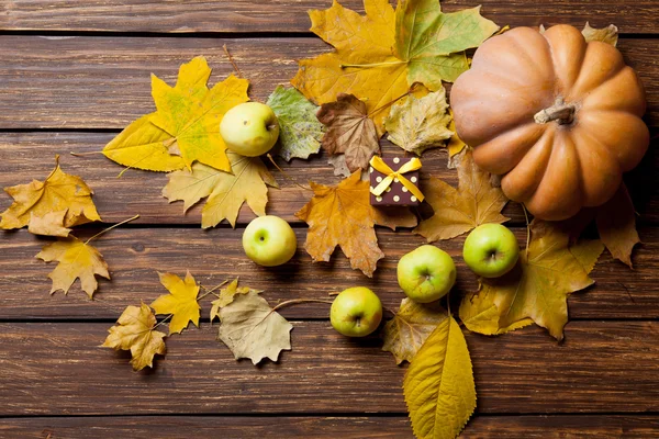 Manzanas y regalo con calabaza — Foto de Stock