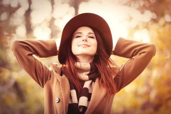 Mujer en el parque de otoño — Foto de Stock