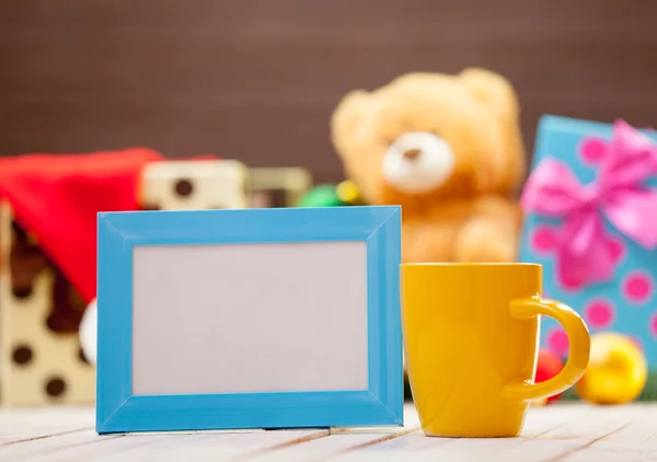 Taza de café o té con marco de fotos azul —  Fotos de Stock