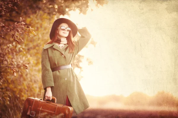 Chica joven con bolsa — Foto de Stock