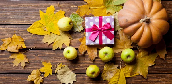 Apples and gift with pumpkin — Stock Photo, Image