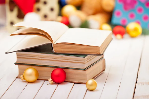 Bücher mit Weihnachtsgeschenken — Stockfoto