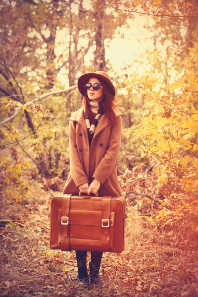 Donna con borsa nel parco — Foto Stock