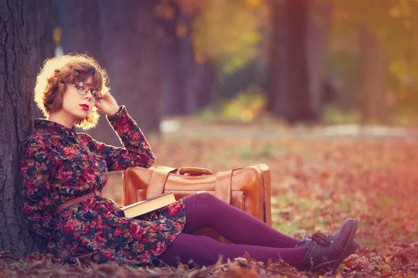 Ragazza con libro e borsa — Foto Stock