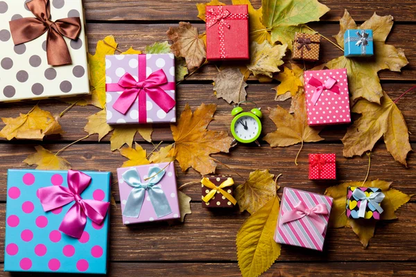 Reloj despertador y regalos — Foto de Stock