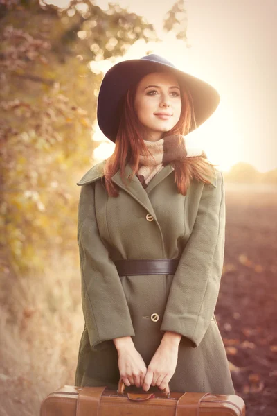 Vrouw met zak op platteland — Stockfoto